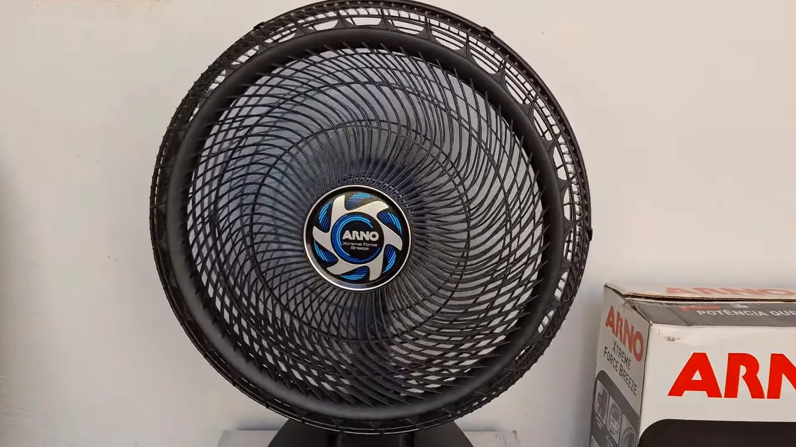 Ventilador Arno VB50 operando em rotação máxima com alto fluxo de ar