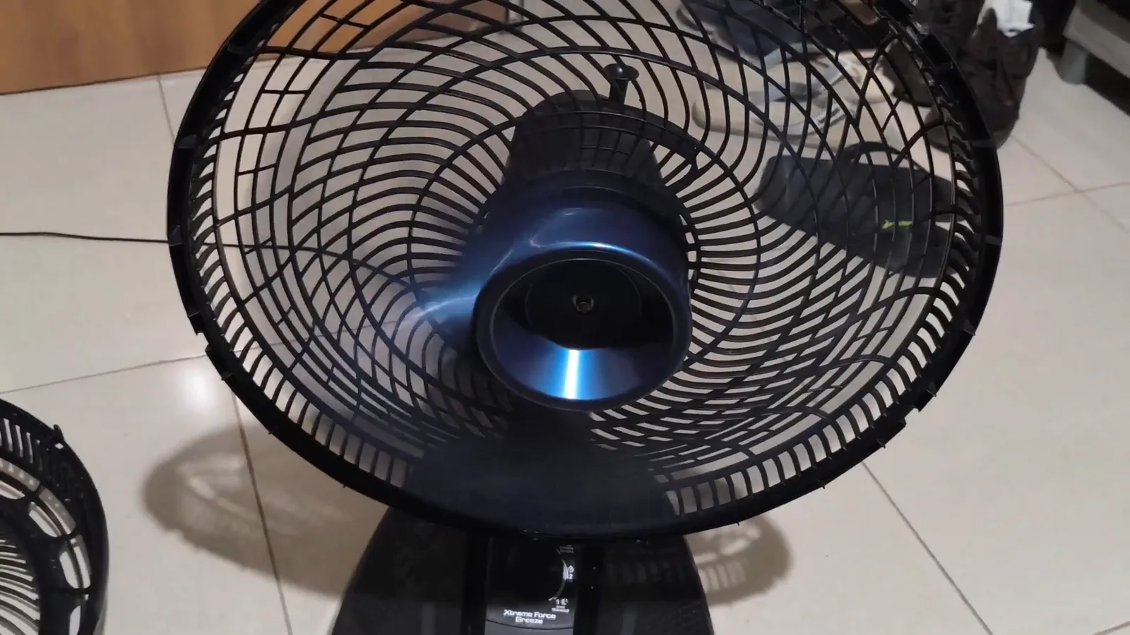 Ventilador de mesa Arno ligado em teste de ventilação