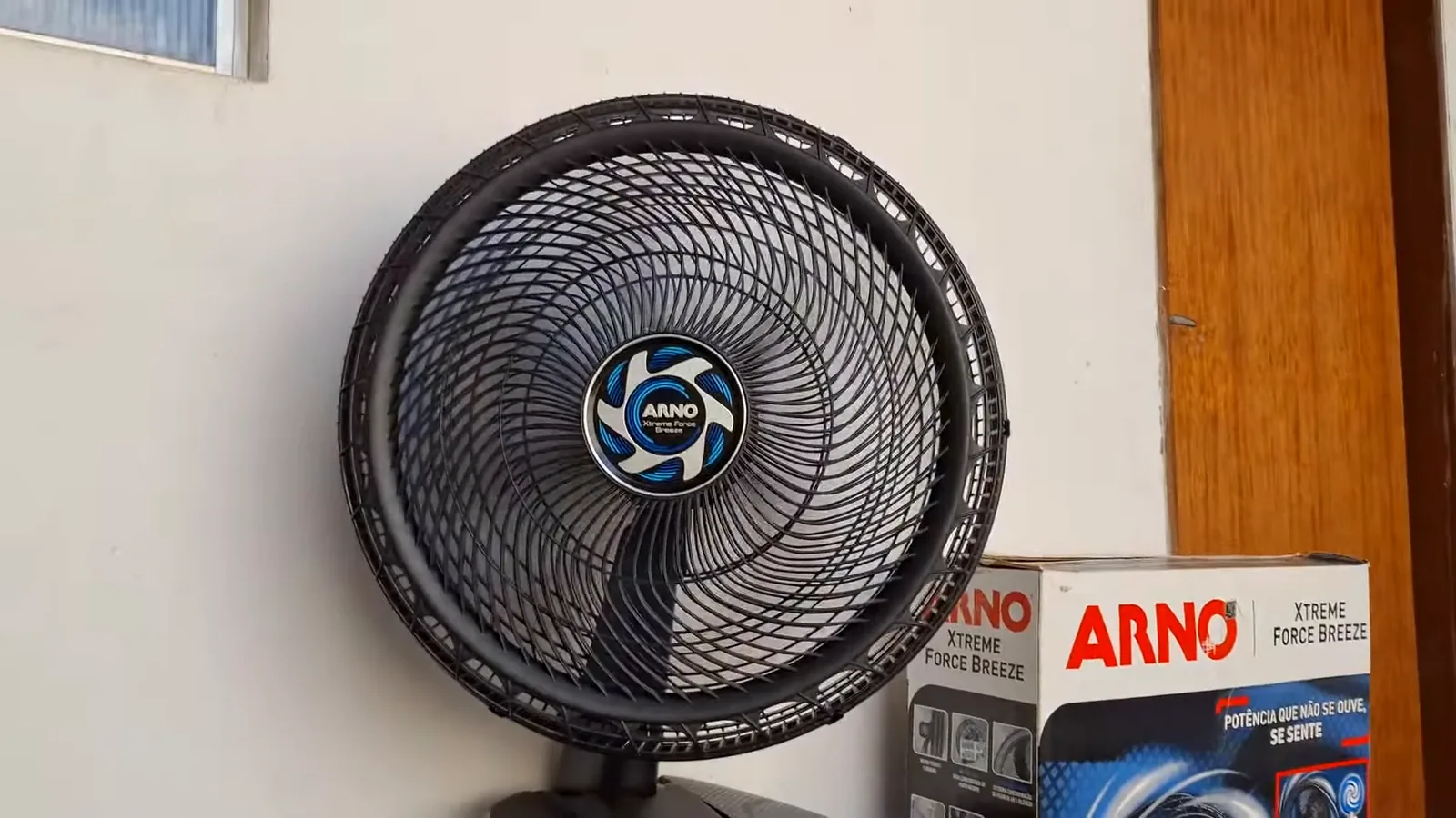 Ventilador Arno de mesa 50 cm ligado em teste prático residencial