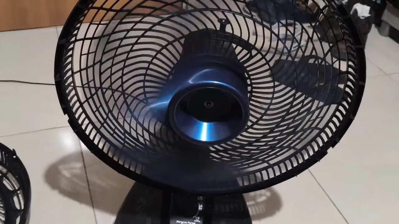 Ventilador Arno Xtreme Force Breeze funcionando com oscilação contínua