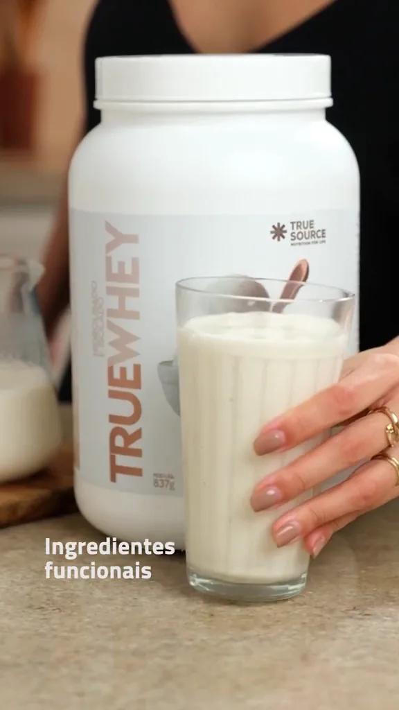 Bebida pronta posicionada ao lado da embalagem True Whey