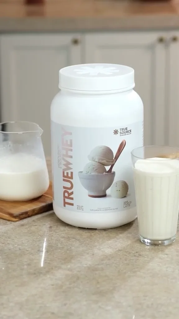 Pote de True Whey isolado e hidrolisado na bancada