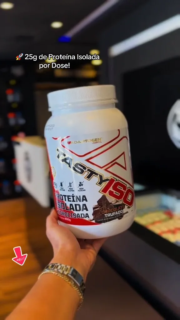Pote de Tasty Iso sabor chocolate trufado em exibição