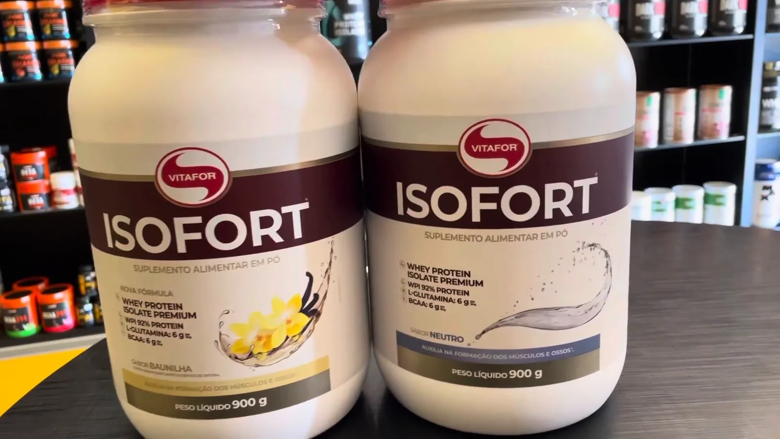 Potes de whey protein isolado Isofort da Vitafor em sabores variados