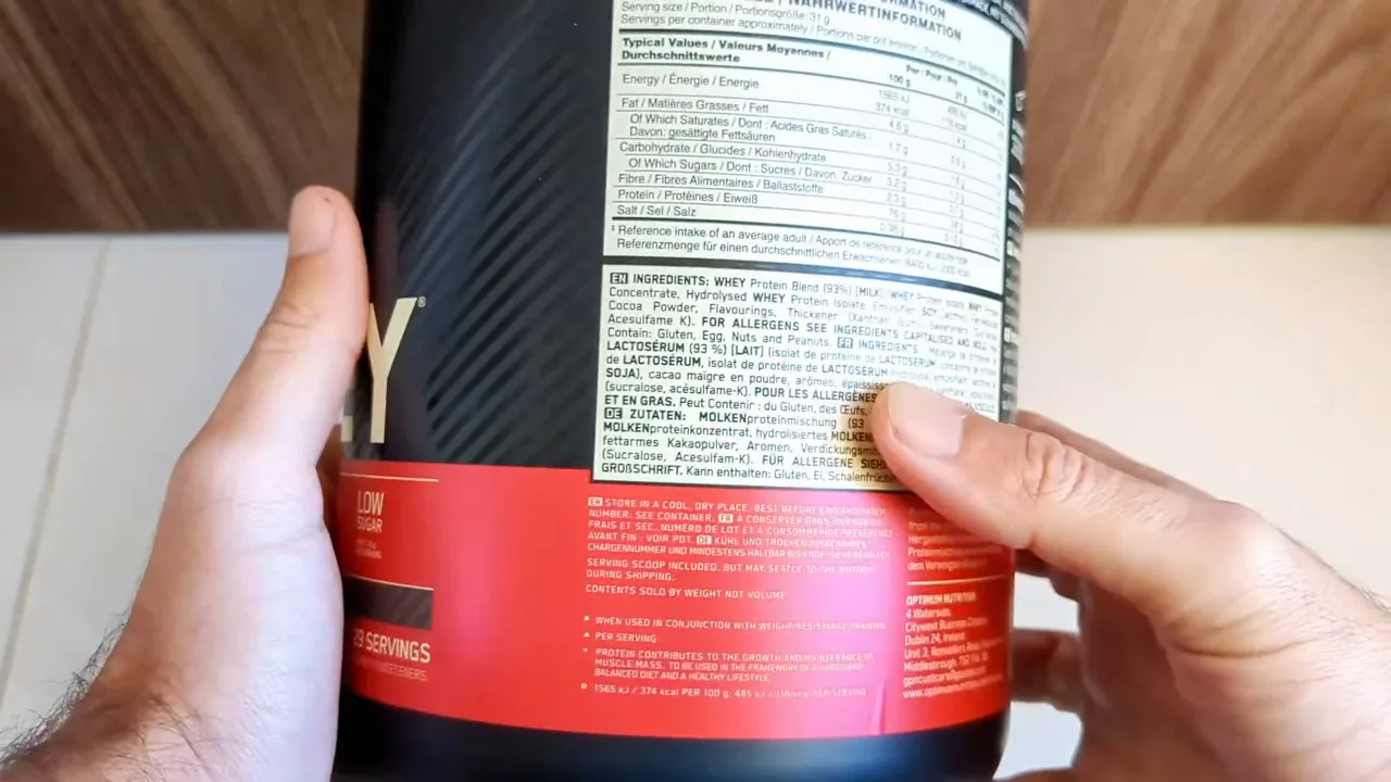 Manuseio do pote de whey protein mostrando a embalagem completa