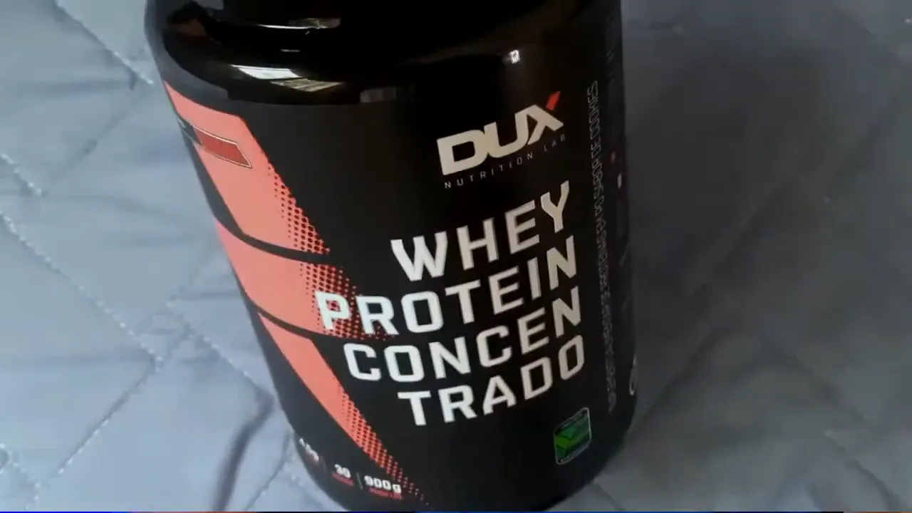 Pote de whey protein concentrado da Dux Nutrition em destaque