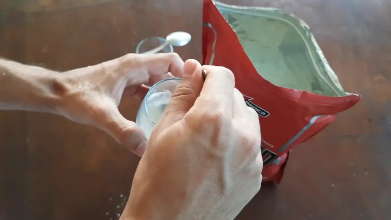 Preparo do shake misturando pó de whey concentrado no leite
