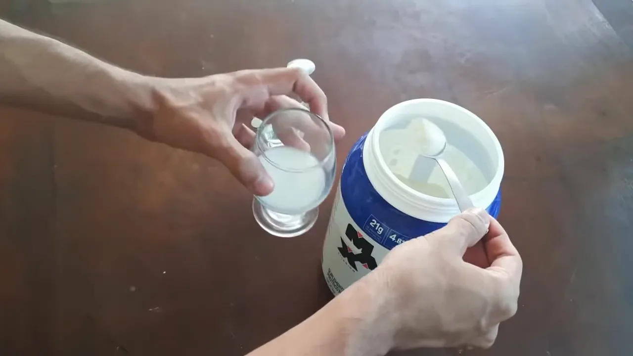 Retirada do pó do pote de Whey Protein Max Titanium