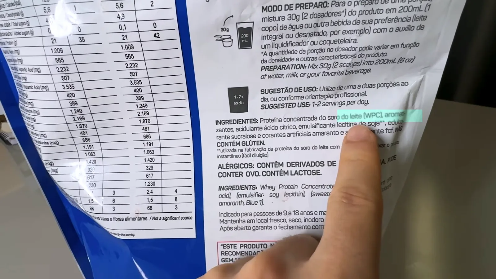 Lista de ingredientes detalhada na embalagem do Max Titanium Whey