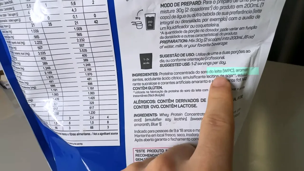 Manuseio da embalagem mostrando ingredientes do Max Titanium 100% Whey