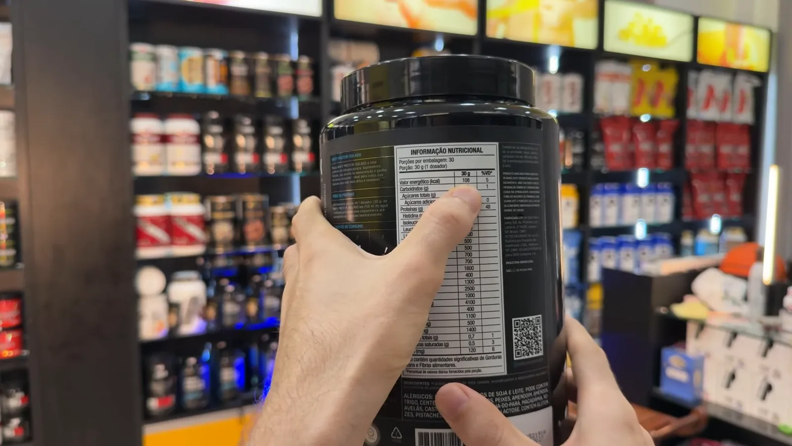 Tabela nutricional do Whey Protein Isolado Dux Nutrition detalhando composição