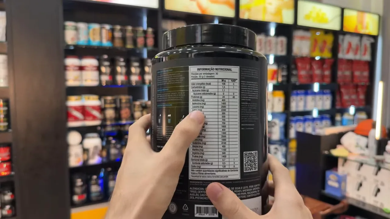 Apresentação da tabela nutricional no verso do Whey Isolado Dux