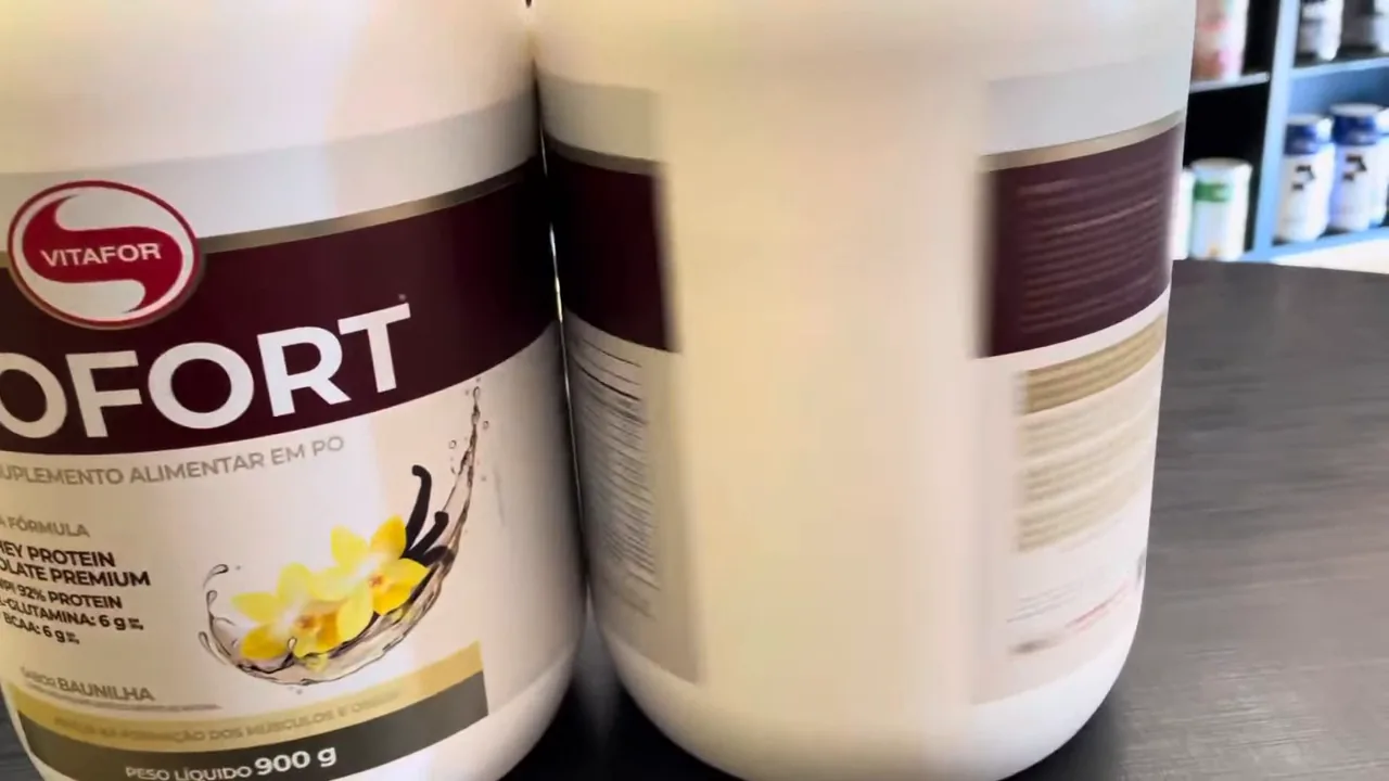 Manuseio do pote de Isofort girando para conferir a tabela nutricional