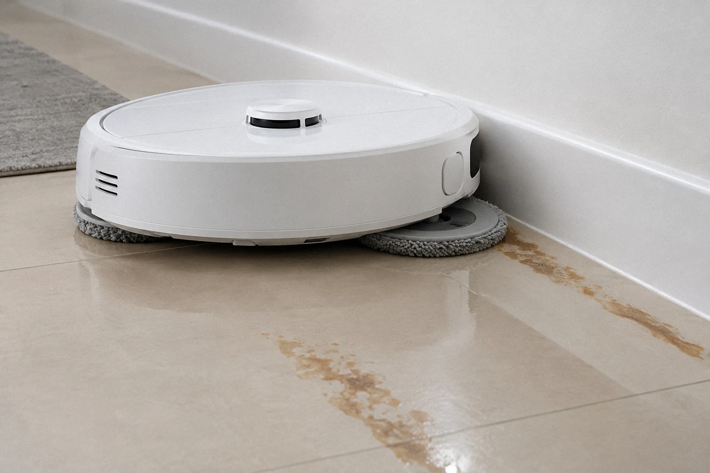 Teste de remoção de manchas secas junto ao rodapé com mop giratório